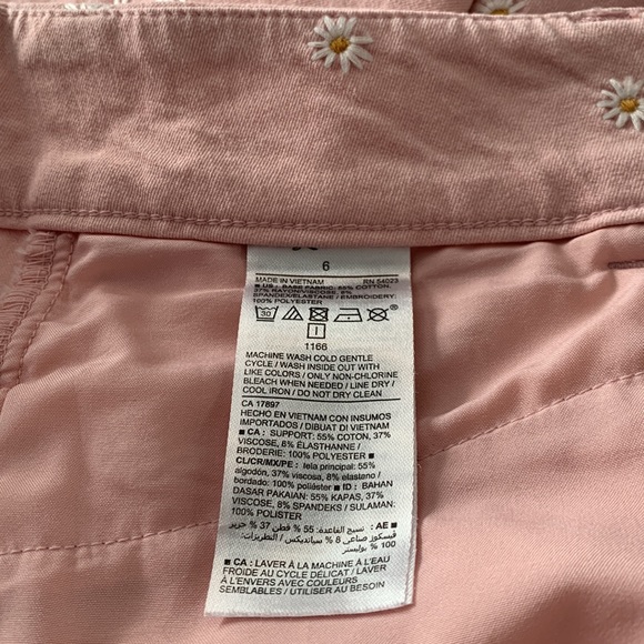 So Cute!!!!! Old Navy pixie high rise blush pink daisy embroidered pants. - Picture 4 of 4